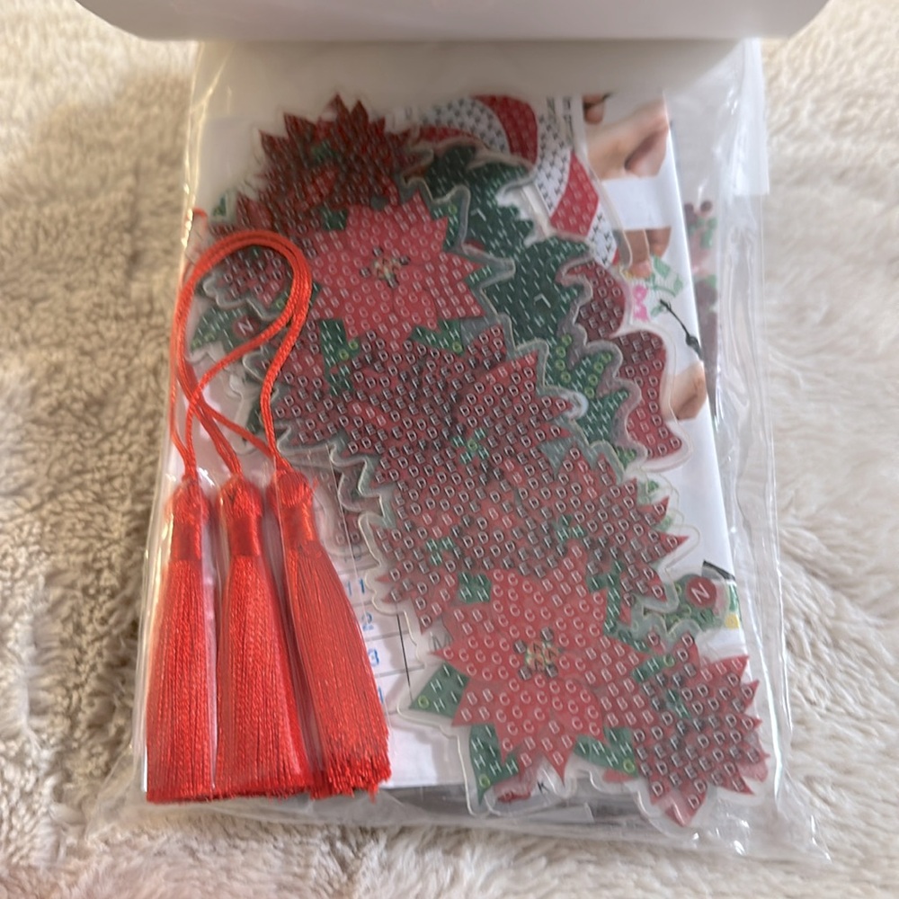 NWT MAKE MARKET, Makes 3 Fabrique
Holiday Diamond Art Bookmark Kit - Picture 2 of 4